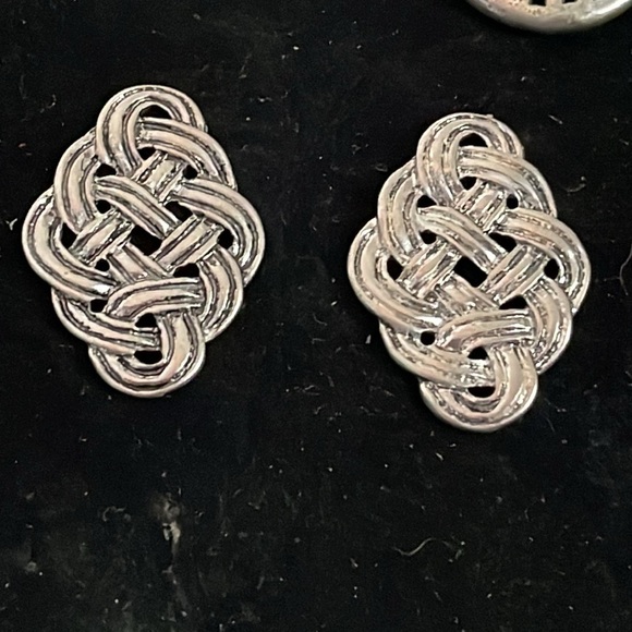 1 1/8” silver tone knotted Celtic weave pattern stud earrings - Picture 2 of 13